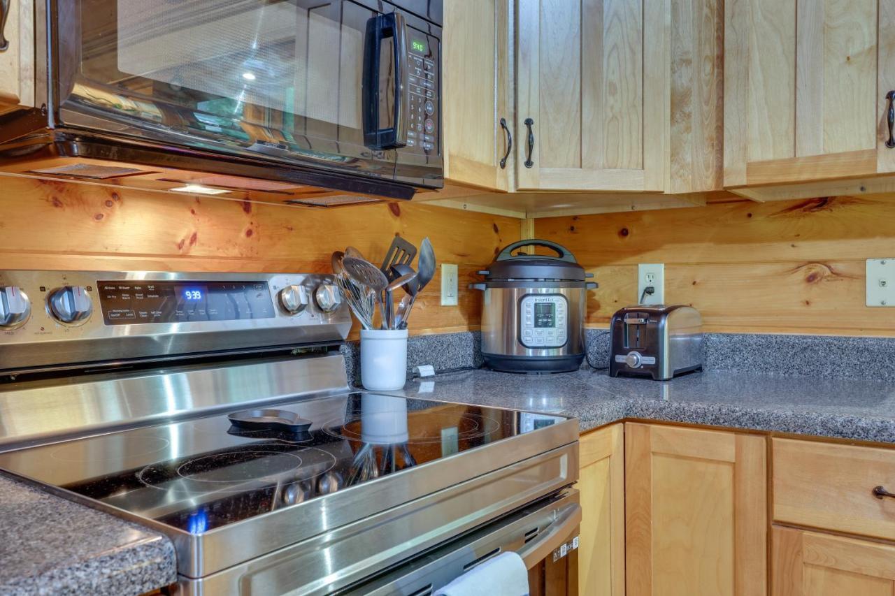 Riverfront Ellijay Cabin With Deck And Pool Access! Экстерьер фото