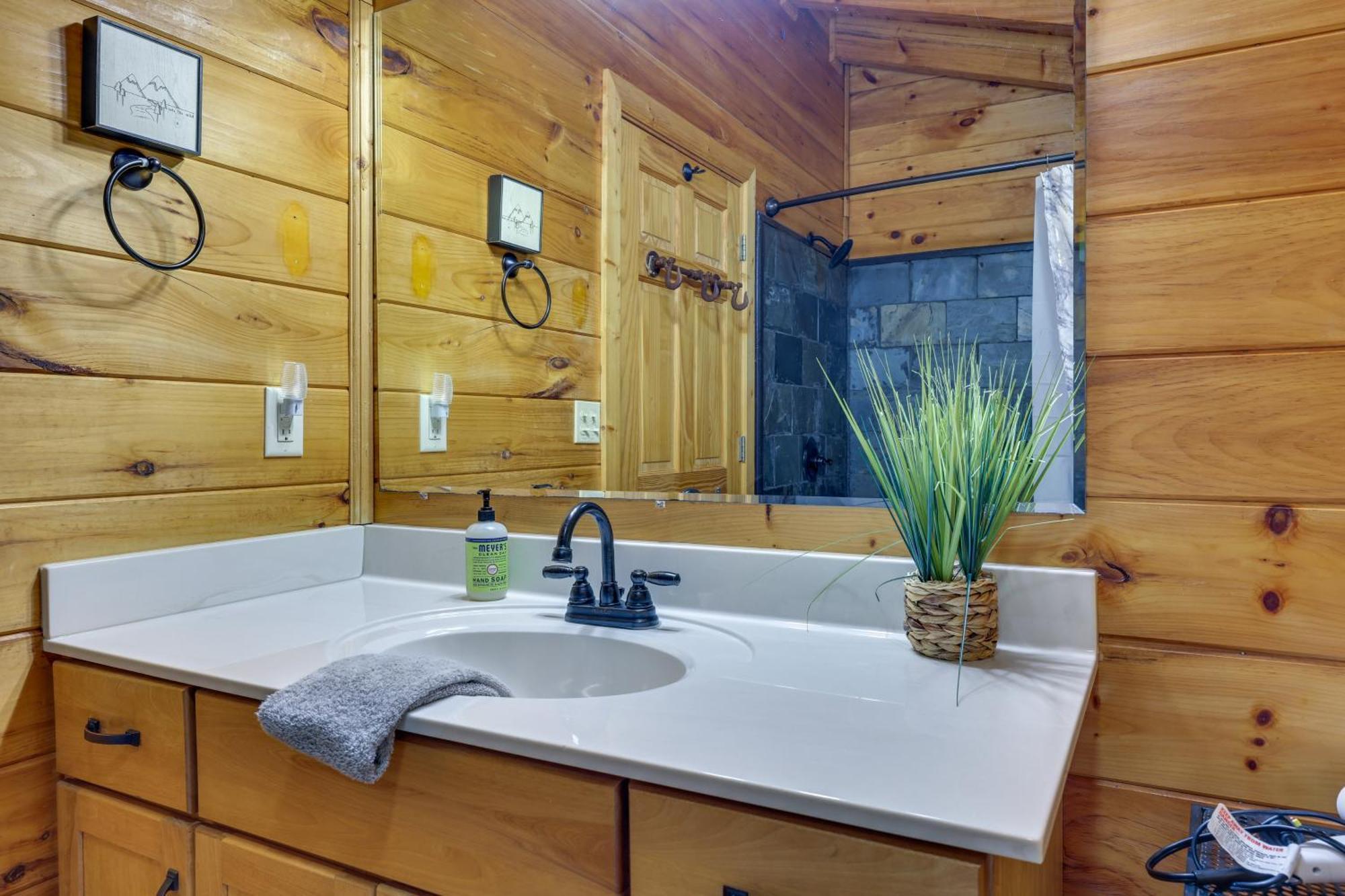 Riverfront Ellijay Cabin With Deck And Pool Access! Экстерьер фото